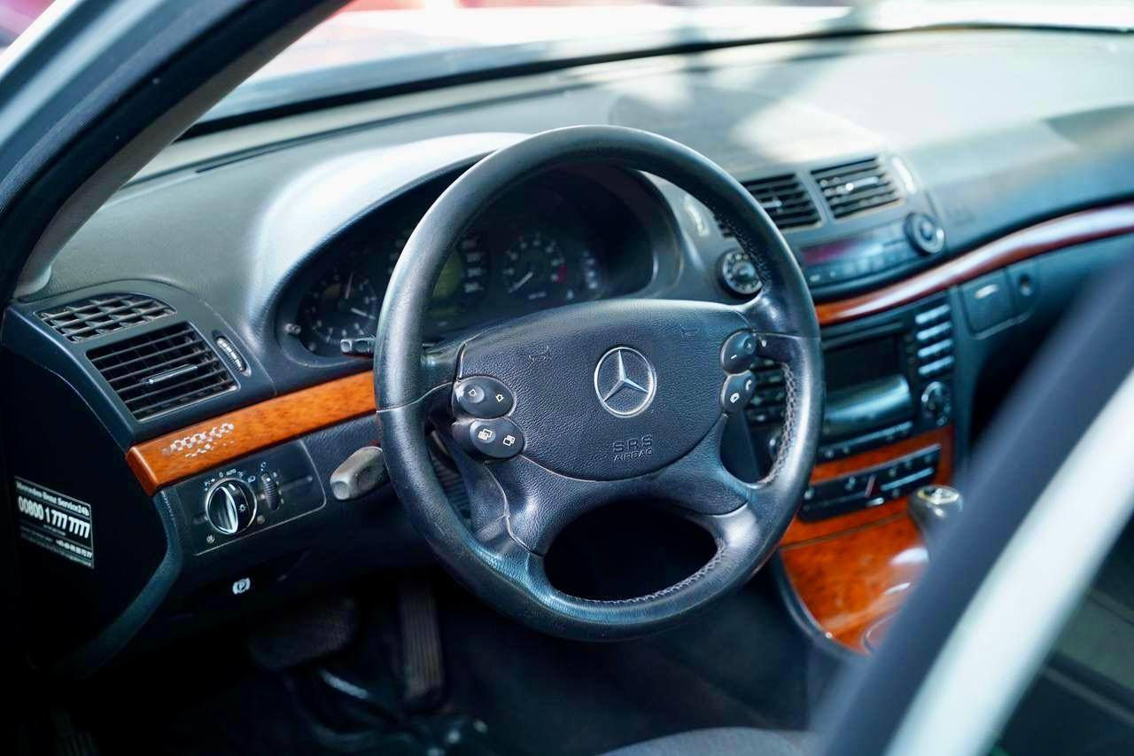 السلام عليكم مرسيدس 211موديل 2008 وارد ألماني E200 اربعه سلندر لون سلفر رقم بغداد بأسمي فتحه سقف حساسات تبريد أمامي خلفي كشافات مقاعد تدفئه السعر ب13000$ وبيه مجال للاتصال ***********
