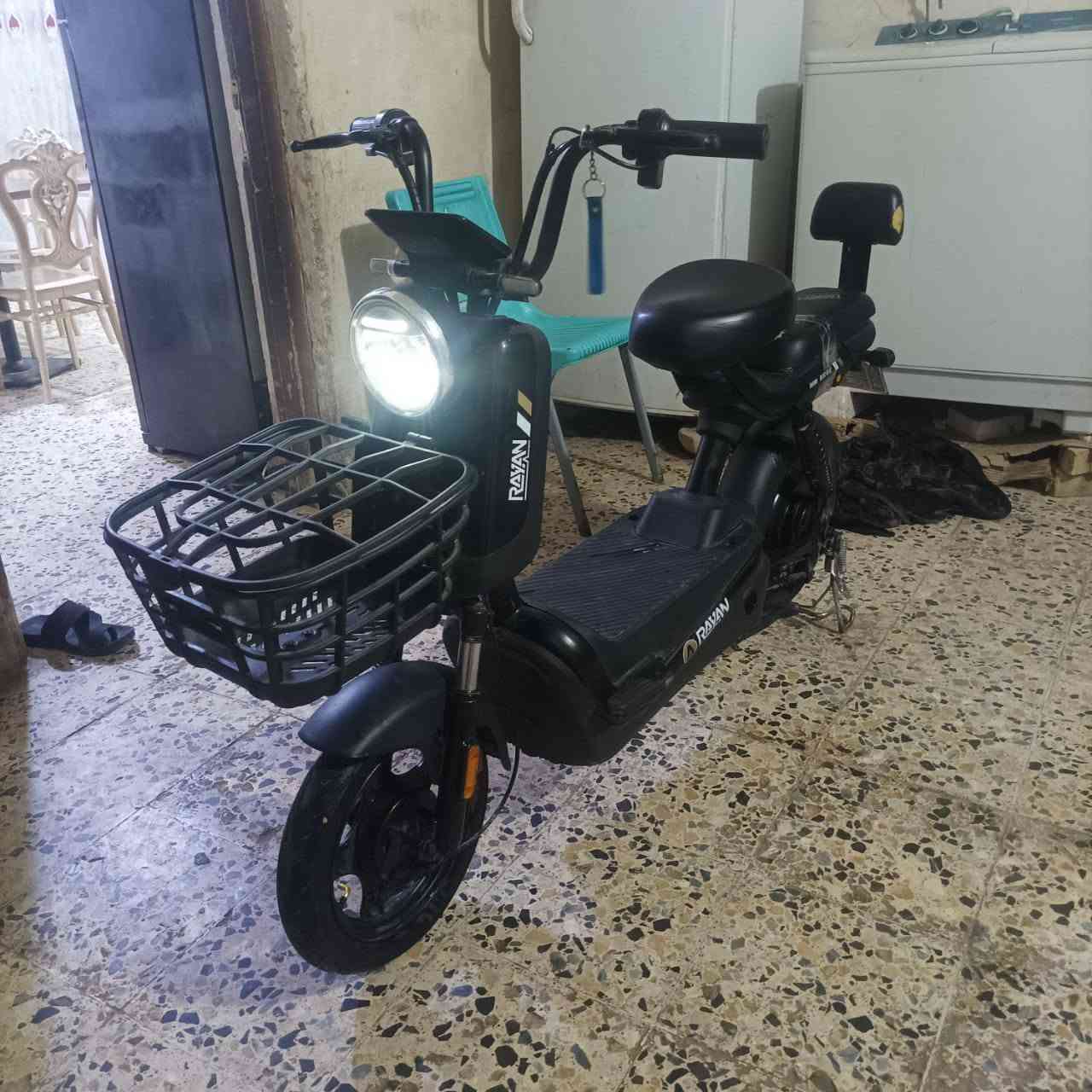 السلام عليكم دراجه شحن للبيع حجم 14 شركه الريان الدراجه مكفوله كفاله عامه السعر 350 وبيها مجال حك الجيه مكان ناصرية قضاء الفجر الاستفسار ***********
