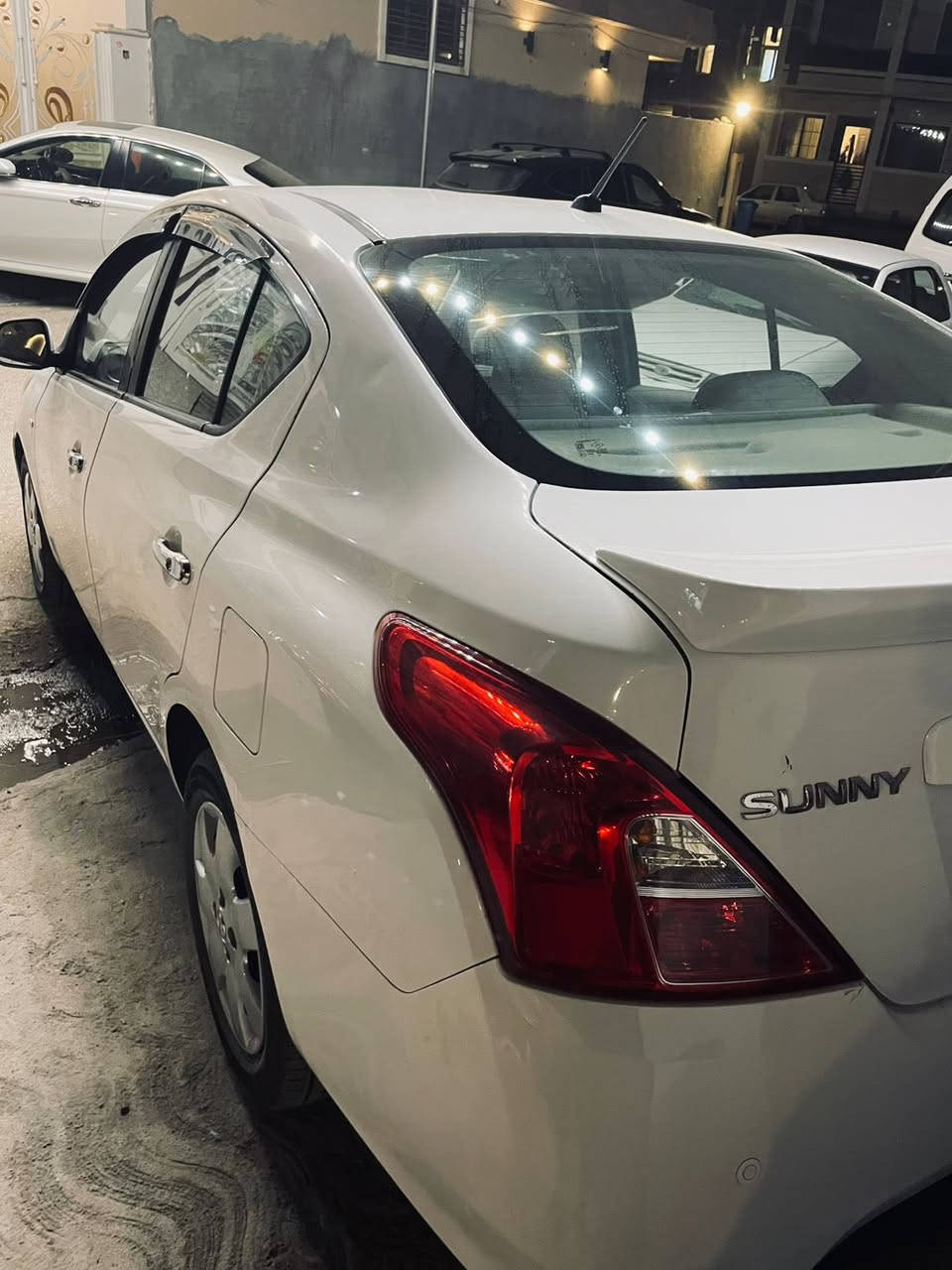 السلام عليكم 
نيسان صني 2019 ماشيه 111 السيارة خير من الله كل نقص مابيه صدر جديد صار شهر من بدلته تخم تاير درهم مذب عليه بيه صبغ بالجنطه نصه وبار بالجامغ الامامي مال سائق والسونار مرفق مع الصور مكانه بغداد حي الجامعة السعر 108 وبيه مجال بسيط وللاستفسار اكثر الاتصال على الرقم ***********
