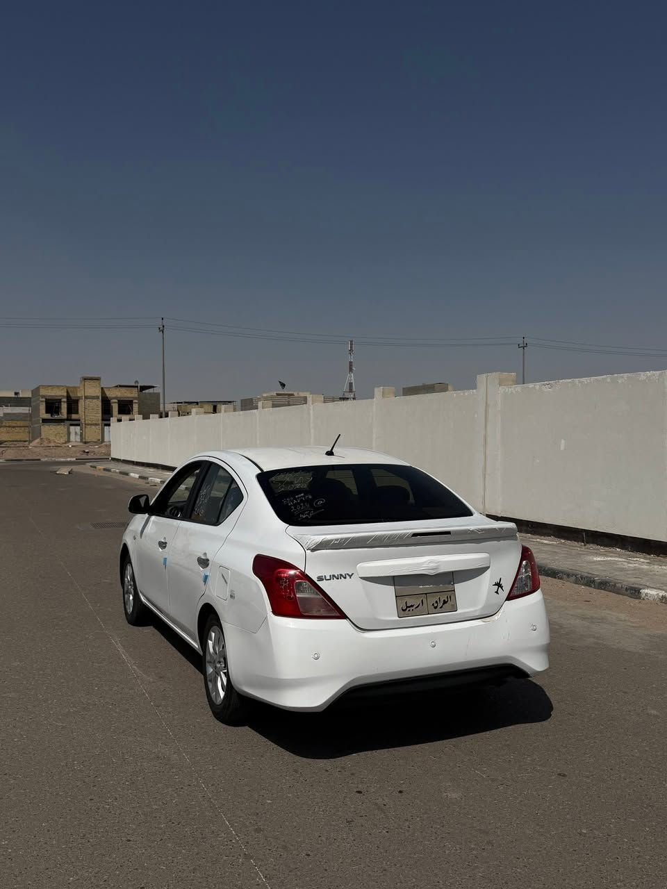 نيسان سني 2020 هندي بليته زركه فول مواصفات مكفوله من الضربه بيه مدكر الأمامي صبغ اثر شخط وصبغته بدون دواخل وحالوب خفيف ولباقي كفاله 
أربع جام كهربائي تبريد قطعتين تحكم ستيرن ويل كب
ماشيه 70 مكينه وكير وتبريد وحداديه كله كفاله 
بأسم شركه سعر 92 
الاستفسار على رقم ***********
