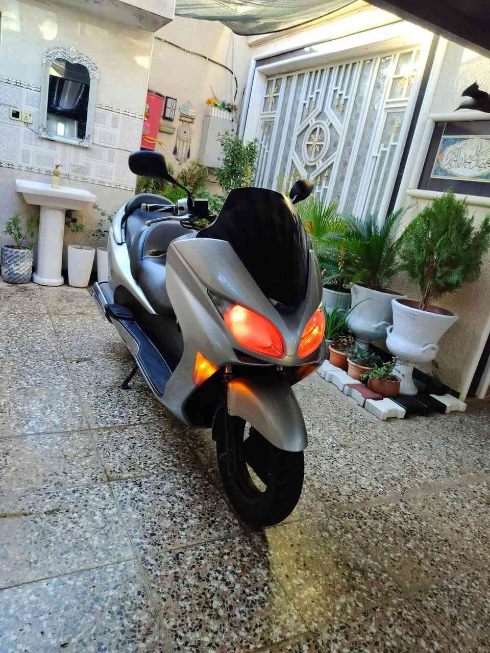 سلام عليكم فورزه 9/0 /7كير /4تحؤيلات استيرن رياضي  استاند حساس منضؤمه زنؤن متغير   بكلايت كرستال اكلؤب جنطه
كهربايات كيجات كلهه شغاله 
لون مميز بلاد دراجه نضافه فؤل 
اؤراق كامله  تخم تاير جديد طستهه ناعمه 
 دراجه مكفؤله  كلهه  شلعه ؤمعدل فؤل سعرهه مليؤن ؤ250مكانهه بغداد شراي اتصل عرقم ؤتدلل رقمي***********
