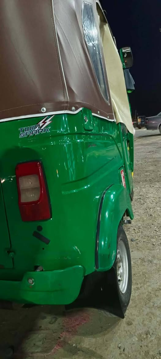 السلام عليكم تكتك للبيع موديل 22 رقم واسط لوحات انكليزي وهزه جاهزه ب اسمي مداور ثاني يوم كفاله عامه السعر خاص الاستفسار ع الرقم*********** المكان واسط الكوت
