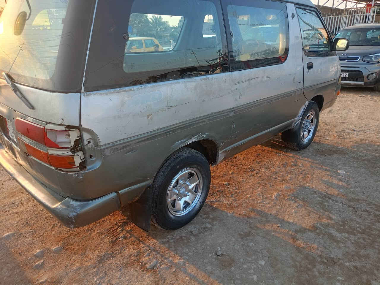 سلام عليكم فاره للبيع موديل 92 سيارة كير ومحرك بيها ونجي رقم واسط السعر 17  وبيها مج العنوان واسط العزيزية الاستفسار ع رقم الهاتف ***********
