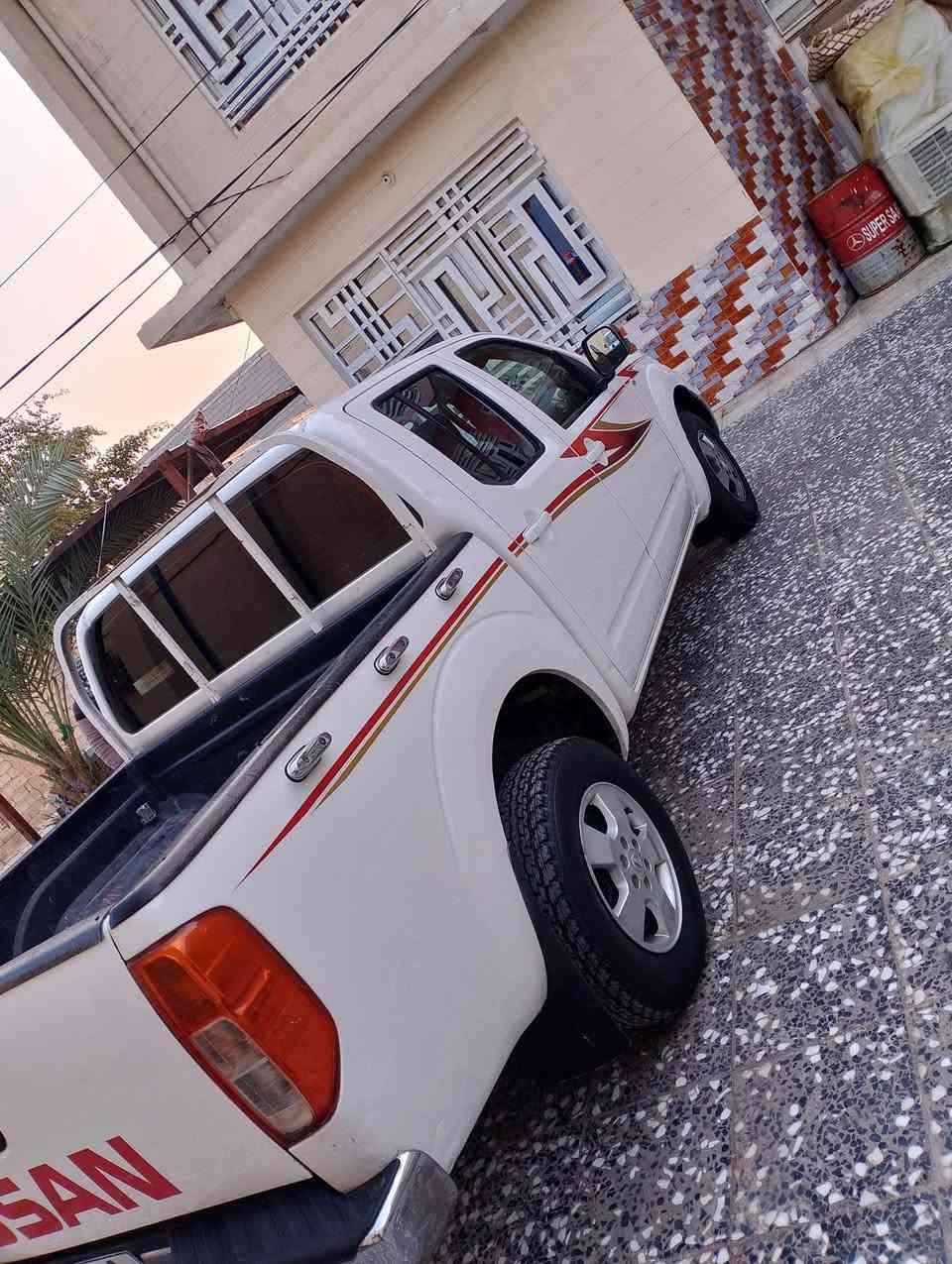 للبيع ***********نيسان نيفارا 2009 رقم بغداد انكليزي هزه وسنوية جديده سعره 93 فول اوتوماتيك محرك وكير جيد جداً سياره جاهزة من كلشي سياره احلى من الصور مكانه كربلاء المقدسة
