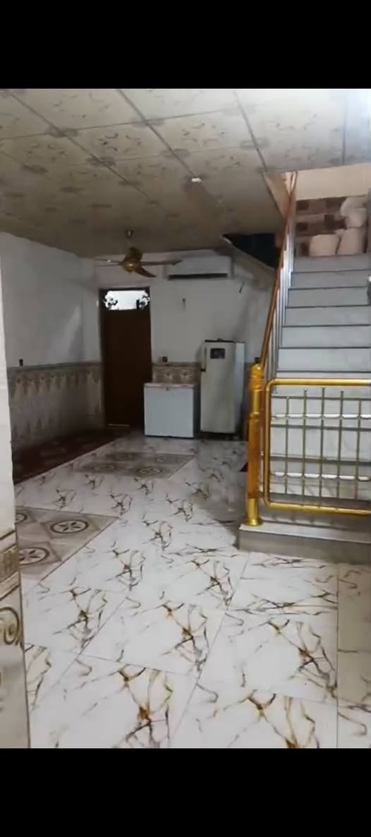 بيت للبيع طابو زراعي إقرار محكمه مشمول بالتطويب (( عالتبلط مباشره )) 
مساحته مئه متر + هيكل بصفه مئه متر سعر البيت (( ٤٢ )) مليون بي مجال والهيكل فقط غرفه سعره (( ٢٠ )) مليون بي مجال // البيت موقعه كوفه طريق متنزه جنات الكوفه وتطلع كبل // البيت بناء طابوق بناء، درجه أولى صب الأساس والسقف صب  كونكريت يتكون من غرفه واستقبال وصاله وصحيات ومطبخ السطح مطبك وكامل ((مكلف بالنشر)) للاستفسار الاتصال على الرقم (( ***********  ))   صاحب الدار النجف, العراق
