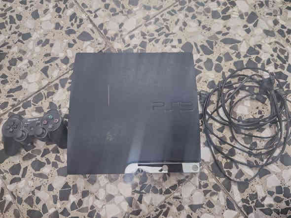 سلام عليكم ابلي 3 اسلم شغال كل عيب ما بي   كامل هوا او ملحقاته ويا جويستك وحده ما مفتوح امهكر ويا 5 لعبات gta5 ردد ردمشن 1 و3 ماعرفهن 😅 السعر 130 او بي مجال مكان ديوانيه  الرقم ***********
