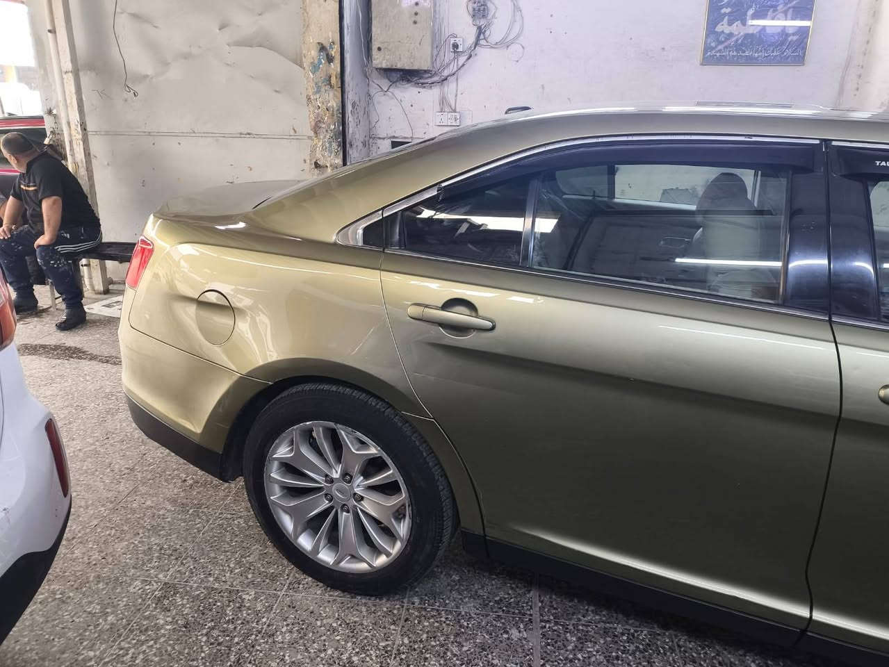 فورد تورس لمتد ٢٠١٣ للبيع 
١-بصمة تشغيل عن بعد
 ٢-مري تدفئة ونقطة عمياء رادار خلفي مري معتم 
٣-مسجل وشاشة وامبي فاير اصلي نظام سوني ١٢ سماعة بيهن صوت مفول للاخير
٤- شاشة سبع الوان اضائة محيطية سبع الوان تتحكم بيهن من شاشة 
٥-كشنات خزن ميموري +كهرباء 
٦-كشنات تبريد تدفئة 
٧-ستيرن ودوسة بريك وبانزين تحكم كهرباء 
٨-سلايد 
٩-داخل بيجي مطعم عسلي صاج 
١٠-مكينة جديدة وصدر جديد شرط بطناش 
١١-باتري جديد اصلي بي ضمان سنة موجود وياه 
١٢ -دسكات امامي خلفي جدد نوعية كلش زينة شادلها 
١٣- ويل ١٩ مبدلهن اصليات مال تفصيخ 
١٤-دشبول ديجيتال بلادي سبع الوان +ستيرن تحكمات كلهن شغالات 
١٥ -تبريد قطعتين مبدل منضومة كاملة جديدة مع بواري وجوينات كلهن جدد نوزلات وفيت بام كلة جديد 
١٦- بيها تلث قطع صبغ
١٧- كير اوتاماتيك +سبورت +عادي 
١٨-شاد منضومة زينون وتكدر تبدلهن ل led يصير اقوى بعد في حال معجبك اللايت 
١٩ -هورن مال جمسي بالاضافة لهورنها البلادي موجودات بالسيارة وشغالات 
٢٠ سيارة مال جناي سبيرها وجكها البلاديات موجودات وياها
٢١ كامرة بلادي بيها تقدير المسافة لمساعدة بالاصطفاف حساسات خلفية كلهن شغالات 
٢٢ رقم بغداد باسمي مشروع وطني
السعر ١١٥ وبي مجال مكان السياره بغداد الجهاد 
للتواصل ***********
