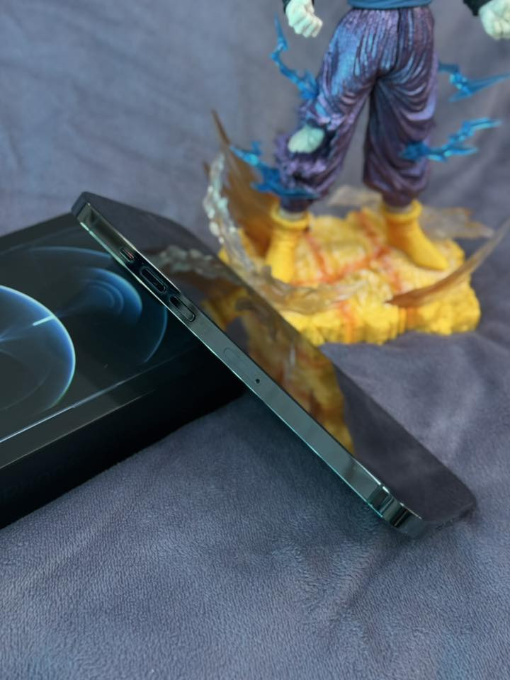 ‏ للبيع iPhone 12 Pro Max 
• الحالة: نظيف جداً بدون أي خدوش أو صيانة سابقة.
* ﻿﻿المواصفات: نسخة الشرق الأوسط .
* ﻿﻿صحة البطارية: 77% (أصلية ولم تُغير).
* ﻿﻿الملحقات: [الكارتونة الاصلية مع كيبل].
* اللون : ازرق المحيط الهادئ 
* ﻿﻿الموقع: [بغداد الحرية]
* ﻿﻿السعر: ٦٠٠ الف وبي مجال 
* ﻿﻿التواصل: عبر الخاص


**إذا كنت صاحب هذا الإعلان وتريد حذفه لأي سبب، رجاءا أرسل رسالة إلى الدعم الفني**