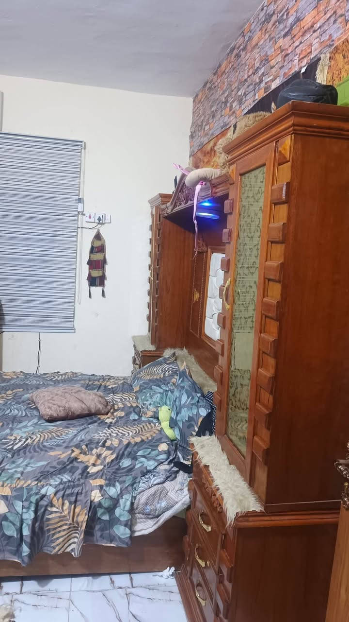 السلام عليكم بيت منطقه  حي الظباط يم قسم البلدي حي سعيد للبيع مساحه 450 ////5 غرف نوم 💤 البيت لاول الكيلودر مساحه 10 /4 ونص وللصاله 9/4 نزار 30 واجهه 16 بيت عباره عن بيتين  اربع غرف وصالتين حجم جبير  متر البيت الثاني كليدور 5/4  الثانيه الصاله 5/8 متر  هول  الثاني 5 /4 بمطابخ سيراميك. درجه منتازه  عدد اثنين حدائق اثنين مساحه 100 صحيات عدد اثنين خارجيات  وصحيات عداد واحد داخل البيت عبار عن ///صب طابوك /ا//1لسعر على الخاص رقم الهاتف ***********
