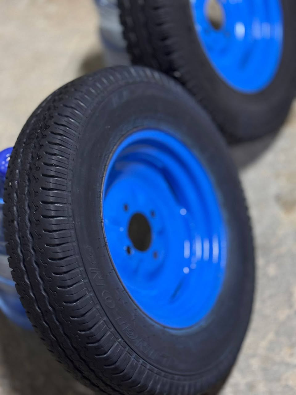 السلام عليكم زوج تاير جديد فول نضف ابو سيرين  ابو خط ابيض مكان النجف والكوفه سعر 75 رقم *********** واتساب بي
