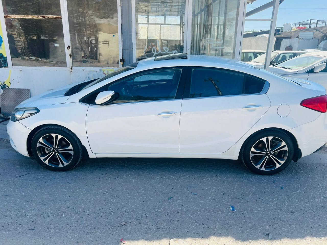 سلام عليكم سيراتو ١٤ مكفوله تخم تاير استوني شاده حداديه كامله ***********
