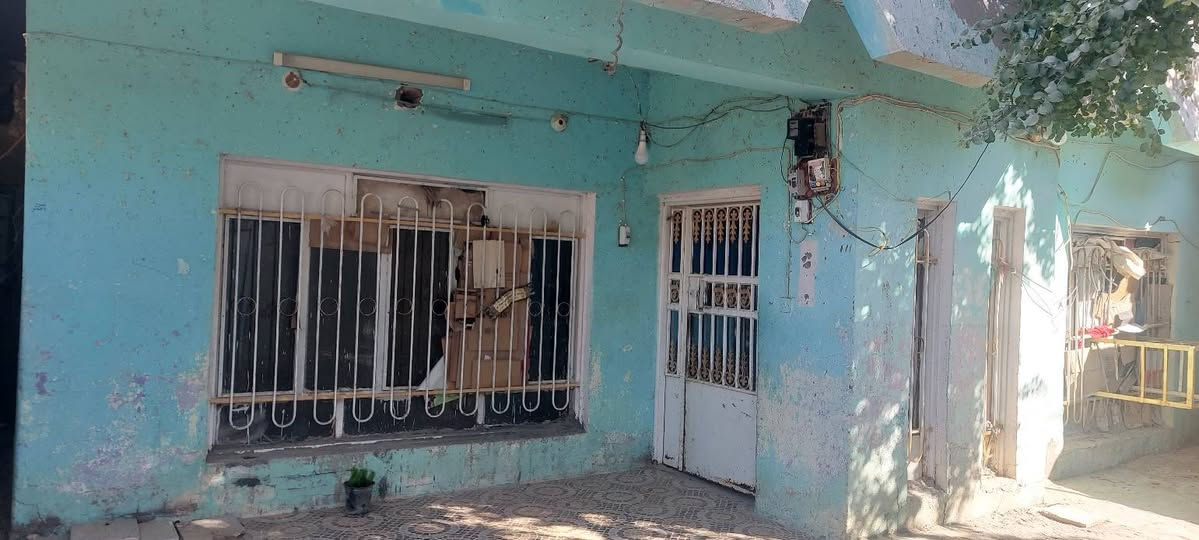 بيت للبيع 
المساحه 234 م 
يحتوي على غرف نوم عدد 2
صاله واستقبال مطبخ وصحيات 
العنوان حي العسكري الاول 
 البيت بناء قديم بس كونكريت  
***********
