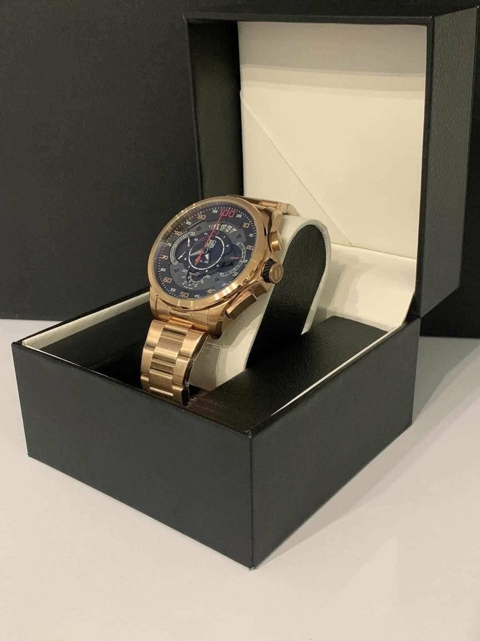السلام عليكم.......
ساعة Tag Heuer بطارية 
ماستر كواليتي عالي جدا 
موديل Mercedes Benz 
مكينة ياباني مايوتا 
نافذة للعرض التاريخ 
ستوب وج 
كرونوكراف 
سناتر شغالة 
القطر ٤٧
سير حديد ستانلس ستيل طلاء لون ذهبي معلم
جديد غير مستعمل مع علبة اعتيادية وبطاقة الضمان الخاص بي 
السعر ١٢٠ الف 
يوجد توصيل ***********
