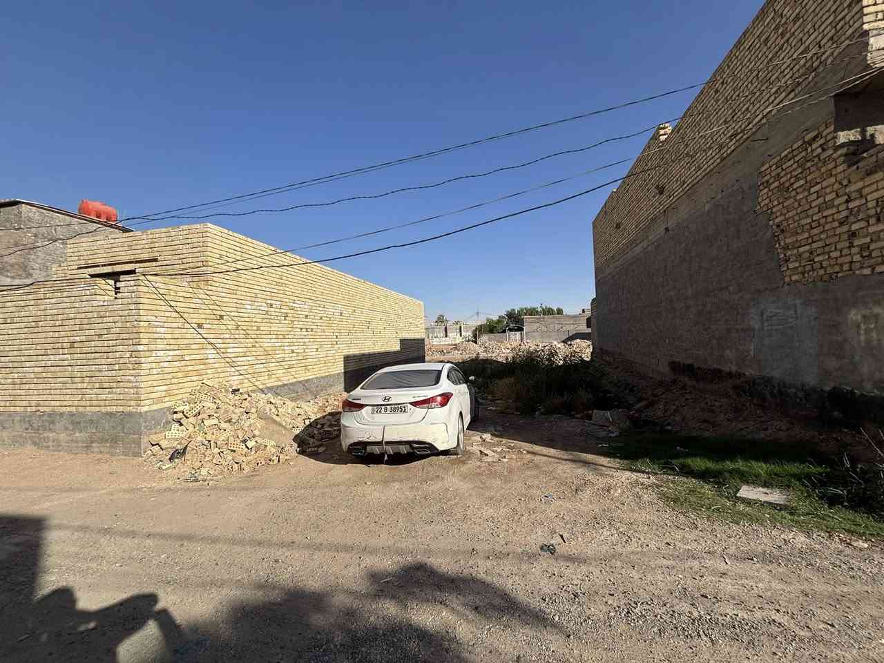 📣 فرصة سكنية مميزة في الكوفة – أرض للبيع في منطقة الكريشات 📣
​للباحثين عن الاستقرار في منطقة مأهولة ومكتملة الخدمات، نعرض لكم قطعة أرض مميزة بموقع ممتاز ومناسب جداً للبناء الفوري.
​📍 الموقع: النجف الأشرف / الكوفة / منطقة الكريشات – قرب شارع المعمل.
📐 المساحة: 160 متر مربع.
🧱 الأبعاد: واجهة (9 متر تقريباً) × نزال (17.5 متر تقريباً) — أبعاد ممتازة ومريحة جداً لتصميم بيت عصري وشرح.
📄 نوع السند: طابو زراعي (إقرار محكمة وسند رسمي جاهز للتنازل).
​✨ مميزات الموقع والمنطقة:
​المنطقة مبنية بالكامل (مأهولة سكنياً) وتتميز بالهدوء والقرب من الخدمات.
​الخدمات متوفرة بالكامل: (كهرباء مستقرة، شبكة ماء إسالة، وشبكة مجاري متكاملة).
​الشارع حالياً مفروش سبيس (جاهز للتبليط مستقبلاً).
​💰 السعر: مناسب جداً ويُناقش مع المشتري الجاد بعد المعاينة (من المالك مباشرة وبدون وسيط).
📸 الصور المرفقة تُظهر واقع القطعة والمنطقة المحيطة بها.
​📞 للاستفسار، المعاينة، أو التواصل (اتصال أو واتساب): [***********]
