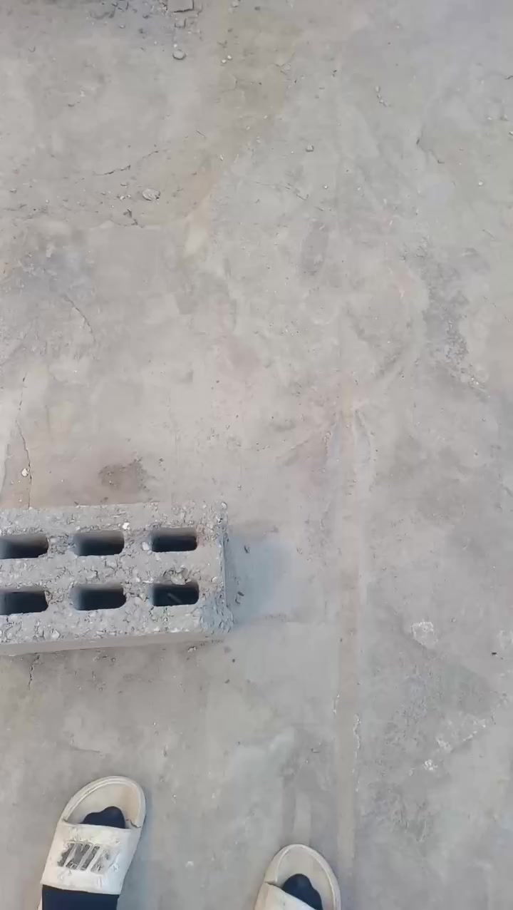 السلام عليكم الدار للبيع المساحه 200 م يتكون من غرفتين وصاله ومطبخ وحمام داخل صاله بيت جديد السعر 25وبيه ومجال قليل العنوان حي زهراء قرب صوره ***********
