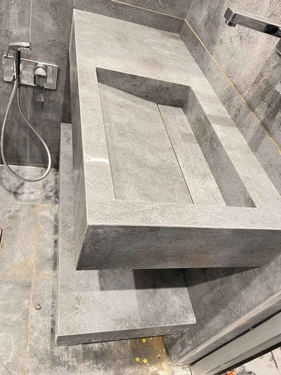 السلام عليكم فصال جميع أنواع المغاسل اسطح مطابخ طاولات مودرن وكلاسك سيراميك بورسلان مرمر كوارتز جميع قياسات 
***********
