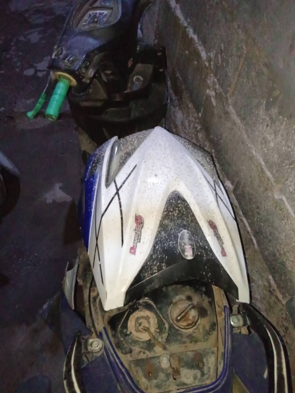 سلام عليكم دراجات للبيع سيام صفره عوزه كابريتر تجفيت جديد لبطه عوزه فيتبام وكابريتر وثانيه بس شاصي محركه تعبان  مراوس  بربعه كير كلك مكان كربلاء لحر صغير قم الهاتف ***********
