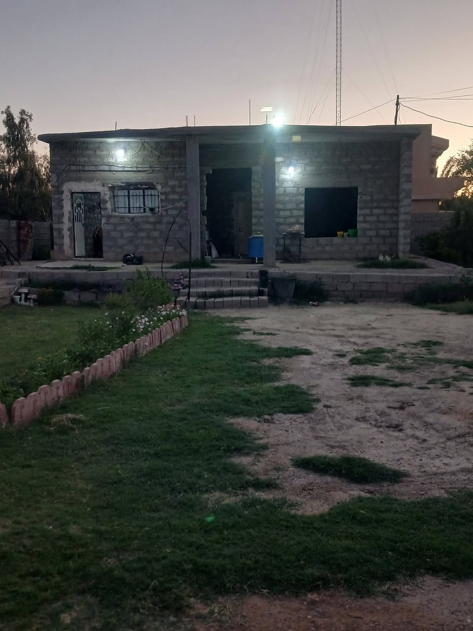 السلام عليكم هيكل للبيع العلم الحاوي مساحة الارض ٥٥٠ متر طابو زراعي مسيجه من كل الجهات واصلها كافة الخدمات السعر ٣٠ وبي مجال  ***********
