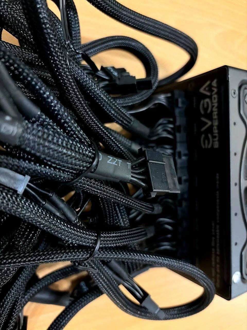 باور سبلاي EVGA 80+ 1000Watt
نسخة SuperNova 
اعلى فئة مكثفات يابانية 
كيبلات متينة جدا
شباب هاي نسخة احترافية تفيد اللي يريد كفائة عالية ل10 سنين ليكدام 

اخذتة من النبع + ضمان وكالة 10 سنين

مستخدم اقل الشهر لان بعت الPc
توصيل موجود راسلني خاص وسهله


**إذا كنت صاحب هذا الإعلان وتريد حذفه لأي سبب، رجاءا أرسل رسالة إلى الدعم الفني**