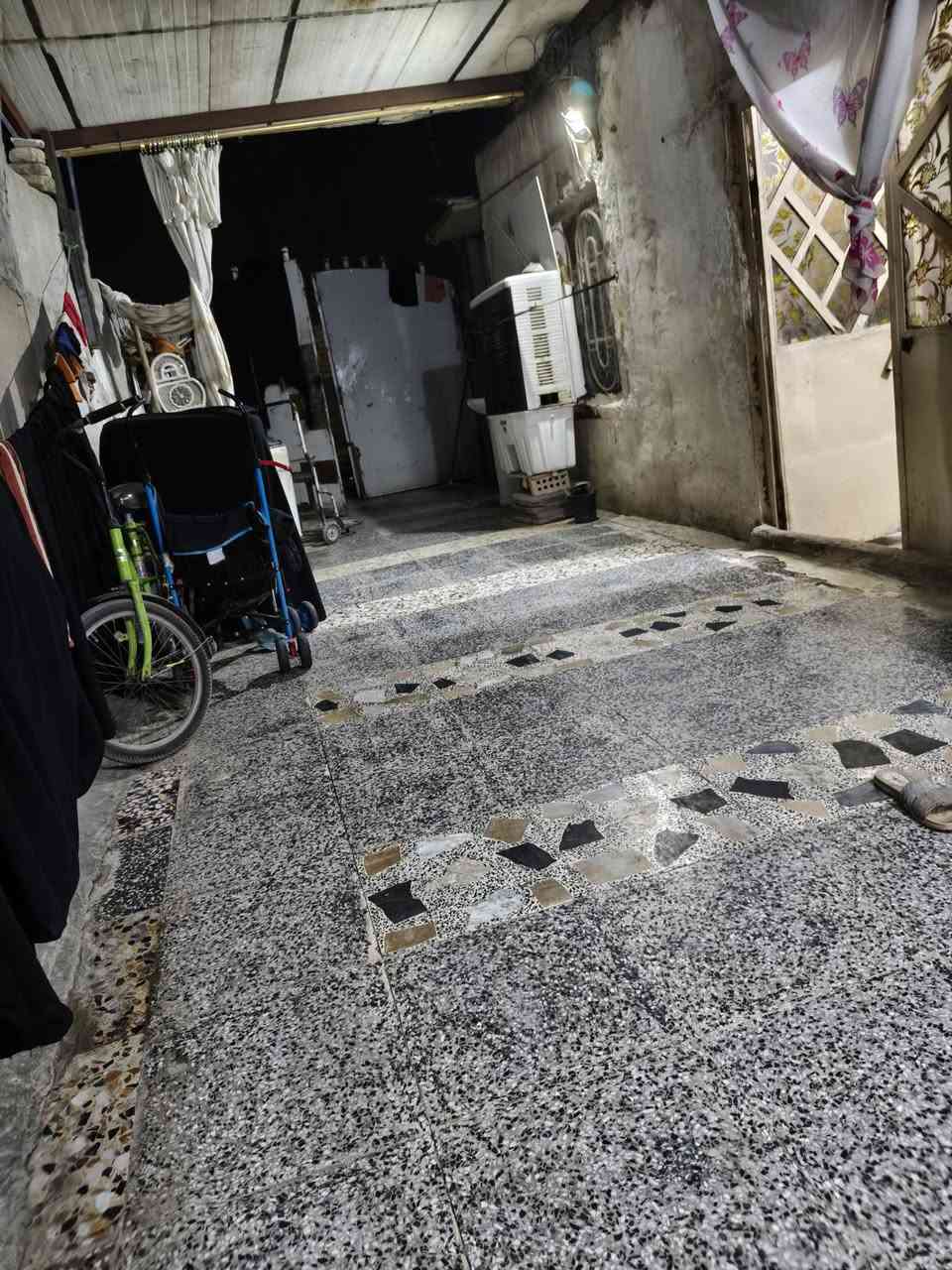 السلام عليكم بيت للبيع تجاوز مساحه 100 متر كامل الخدمات من كهرباء على شارع 80 بمحيزم  *********** السعر ملايين غرفتين نوم

