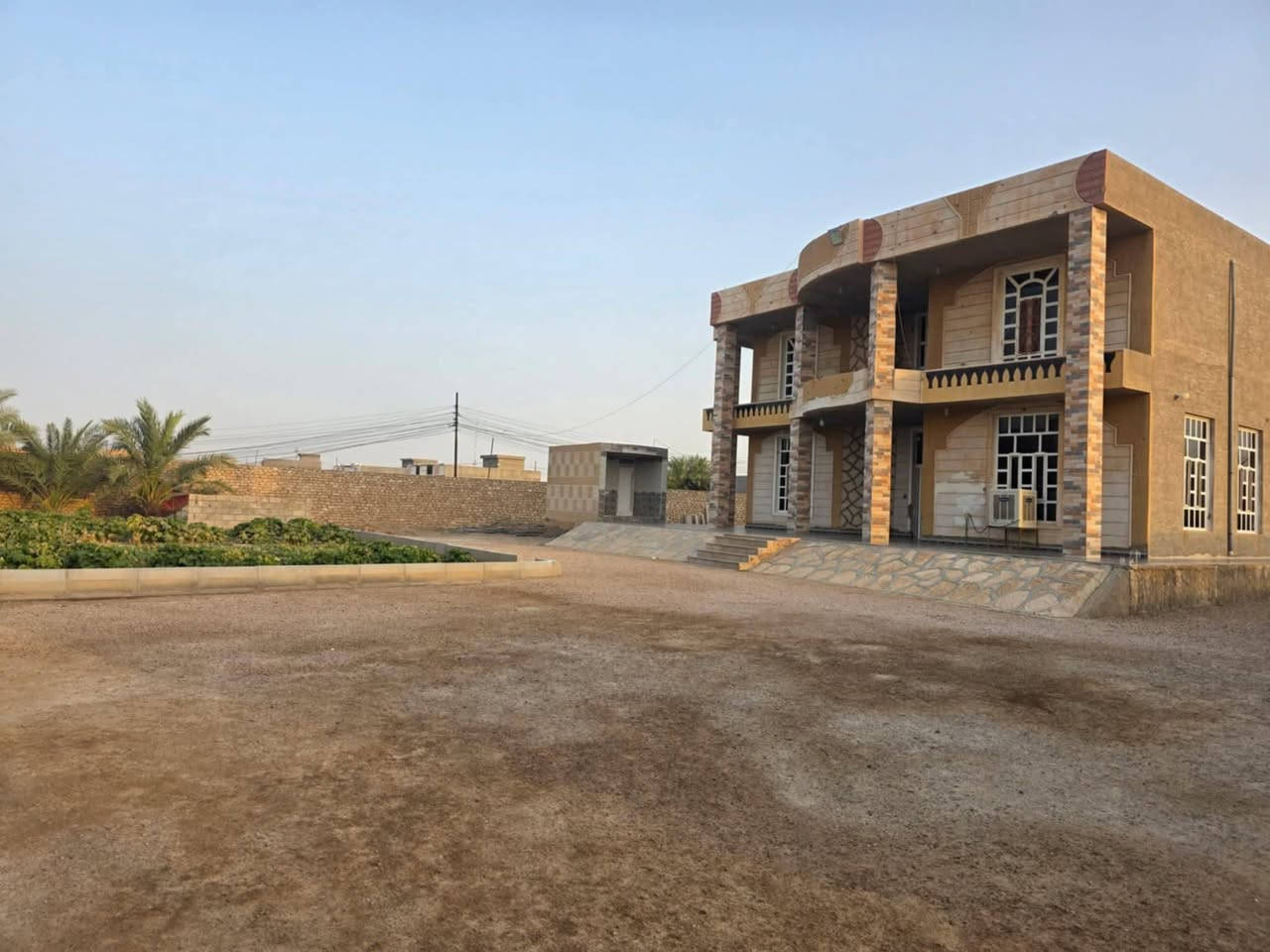 دار للبيع طابقين في الرمادي منطقة زنكوره المفرق مساحة الارض 2120 متر مساحة الدار 300 متر يتكون الطابق الارضي من استقبال هول غرفتين مطبخ مجمع صحيات الطابق الثاني غرفتين وصاله سطح الدار شتايگر السعر المطلوب 150 مليون وقابل للتفاوض ***********
