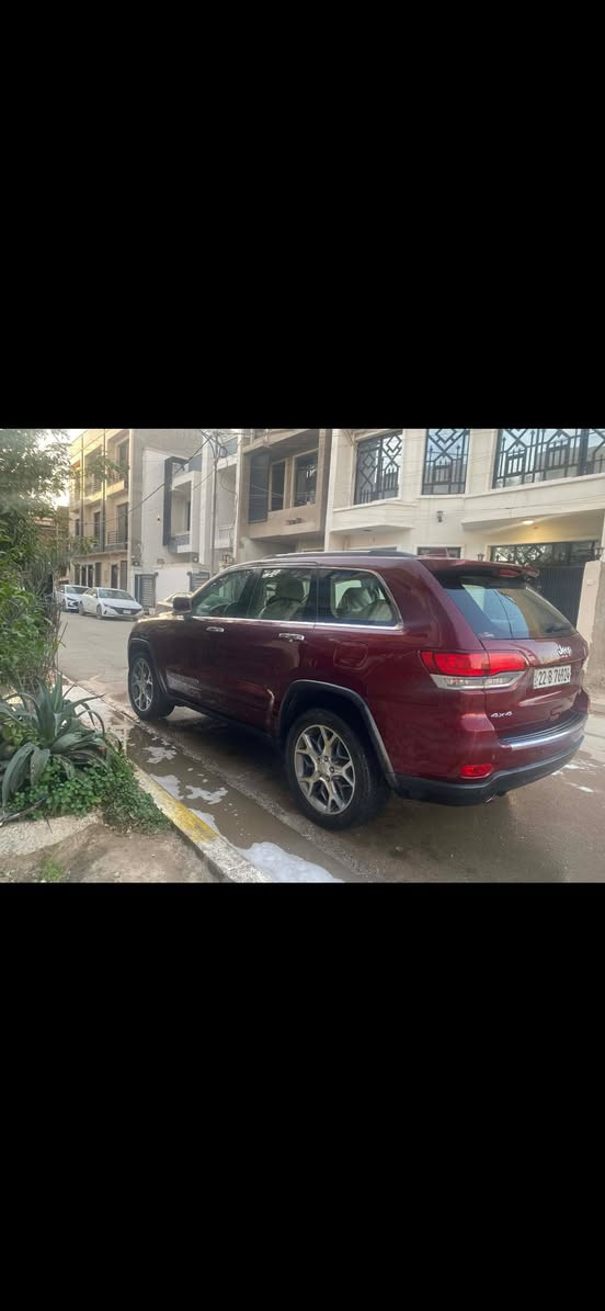 جيب جراند شيروكي 2020 ليمتد - بحالة الوكالة (بدون حادث)
التفاصيل:
• الموديل: 2020.
• الفئة: Limited (أعلى مواصفات الرفاهية).
• المسافة المقطوعة: 75,000 كم فقط (استخدام شخصي نظيف).
• الحالة العامة: السيارة وارد خليجي  (تقرير السونار والـ Carfax متوفر لإثبات سلامة البودي والإيرباجات).
• اللون: ماروني ملكي مع لمسات كروم أصلية.
• المواصفات:
• محرك 6 سلندر 3.6L اقتصادي وقوي.
• نظام دفع رباعي 4x4 مع وضعيات قيادة متعددة.
• فتحة سقف بانوراما، كراسي جلد (كهرباء) مع تدفئة وتبريد.
• شاشة كبيرة تدعم Apple CarPlay و Android Auto.
• صندوق كهرباء، تشغيل عن بعد، ونظام دخول ذكي (بصمة).
• اللوحة: رقم أربيل (22) سنوية مجددة وجاهزة للتحويل.
ملاحظة للمشتري: السيارة سيارة بيت، مخدومة وجاهزة من كل النواحي (تايرات جديدة وسيرفس كامل)، ومناسبة جداً للي يدور راحة بال وما يحب يدخل بورطة السيارات المضروبة.


**إذا كنت صاحب هذا الإعلان وتريد حذفه لأي سبب، رجاءا أرسل رسالة إلى الدعم الفني**