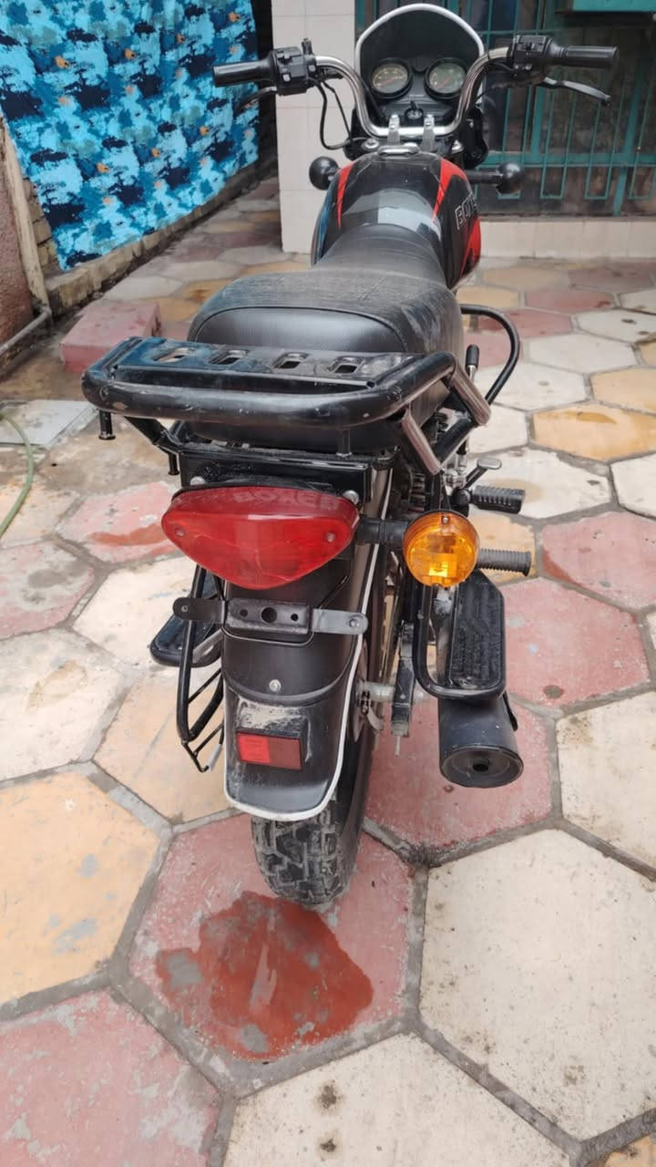 سلام عليكم
درجة بوكسر موديل 23 مرقم بسمي تحويل ثاني يوم مجفته مره وحده دراجه حلوه مرتبه مناقصها شي تجي شوفها شوف العين نقص بيها بس اشارها خلفيه

مكانها 
الامين الثانيه 
سعر 2450 بيها مجال تعال تدلل
رقم ***********
