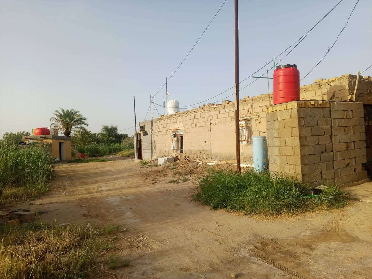 السلام عليكم
يوجد قطعه أرض زراعيه مساحه ٣ ونص دونم 

بيها بيتين ومضيف خارجي تبعد ١٠٠ عن التبليط بيها كهرباء والماء اساله وقريب عليها مدرسه اعداديه  ومتوسطه وابتدائيه 

ومستوصف يبعد عليها ٢٠٠ متر 

منطقه المصيفي للإستفسار *********** واتساب واتصال
