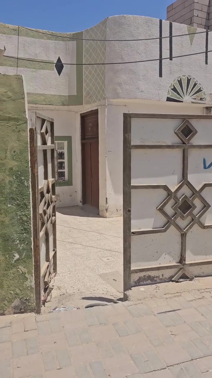 يالله بيت للبيع طابو زراعي سند 25 المساحه 140 متر يتكون من غرفه نوم وصاله ومطبخ وستقبال صحيات داخليه وخارجيه منور طارمه كراج سياره 
مع كافه الخدمات ماء كهرباء مجاري شارع تبليط 
العنوان طوريج حي الجمعيه
ملاحضه البناء خبط  
معروض لدى مكتب بيروت للعقار الكائن في طوريج حي الجمعيه 
للتواصل ***********//***********
