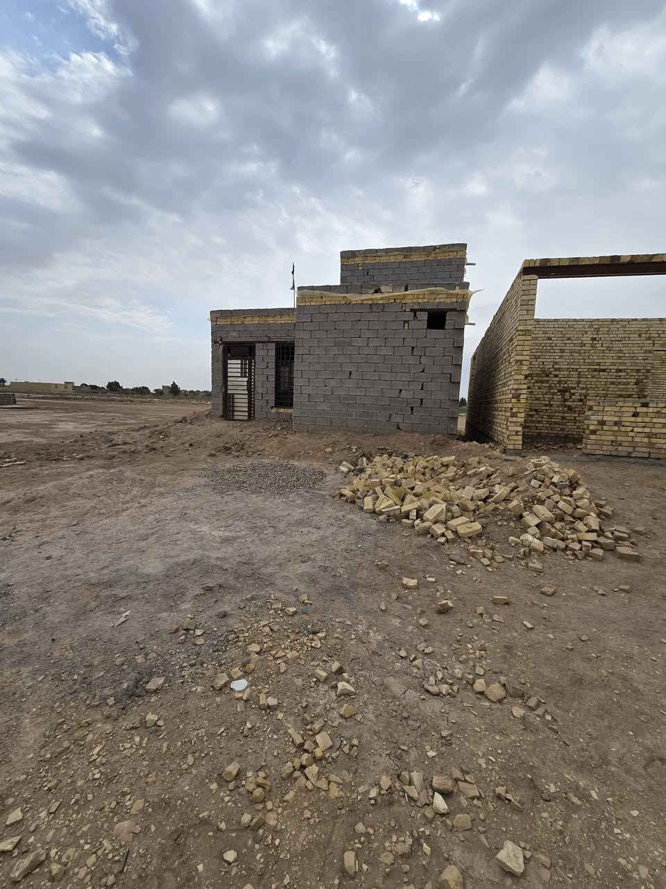 ​📣 أرض مميزة للبيع – فرصة استثمارية وسكنية لا تعوّض!
الموقع: معمل زيوت – داخل الفرع الأول (موقع استراتيجي وسهل الوصول).

​📐 تفاصيل المساحة والتقسيم:

​المساحة الكلية: 1250 متر مربع.

​الهيكل الأول: مساحة 225 متر (بناء طابوق، بدون سقف).

​الهيكل الثاني: مساحة 150 متر (جاهز للسقف، يحتاج لبخ فقط).

​الأرض المتروكة (الفضاء): 775 متر مربع (مساحة واسعة تصلح لحديقة، مرآب، أو توسعة مستقبلية).

​✨ المميزات والخدمات:

​كامل الخدمات: (ماء، كهرباء، طرق مؤمنة، وبنية تحتية متكاملة).

​جاهزة ومثالية للاستخدام السكني، أو كـ استراحة، أو مشروع استثماري.

​💼 للتواصل والاستفسار عن السعر والمعاينة:

يرجى الاتصال على الرقم: [***********]

أو المراسلة عبر الواتساب مباشرة.***********
