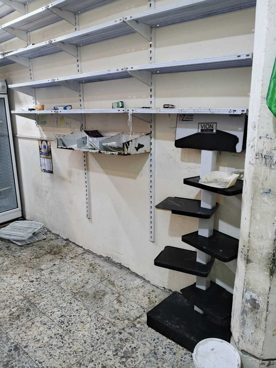 السلام عليكم غراض محل للبيع شلع رفوف وسفينه وعرضات اربعه ومجمده نضيفات كلش
التصال *********** وبي واتساب
