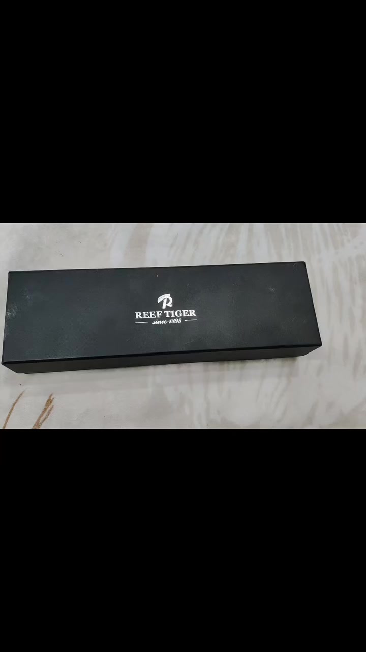 ساعة Reef Tiger الغنية عن التعريف  من مجموعة Classics Philosopher Series، وتحمل رقم الموديل RGA1988. تتميز هذه الساعة بتصميم فاخر يجمع بين الميزات الميكانيكية المعقدة والجماليات الكلاسيكية. 
المواصفات الفنية للساعة:
نوع الحركة: ميكانيكية أوتوماتيكية (ذاتية التعبئة).
المينا (Dial): تصميم فضي يتضمن عرضاً للسنة، الشهر، التاريخ، واليوم، بالإضافة إلى مؤشر ليل/نهار (24 ساعة) وشكل مراحل القمر (Moon Phase).
الهيكل: مصنوع من الفولاذ المقاوم للصدأ (316L) مع إطار مرصع بأحجار الزركونيا والماس.
القياسات: قطر الهيكل حوالي 42.7 ملم، وسمكه 13.7 ملم.
الحزام: جلد تمساح إيطالي بلون بني جلد طبيعي 
الميزات الإضافية: زجاج من كريستال الياقوت (Sapphire Glass) المقاوم للخدش، وعقارب مضيئة، ومقاومة للماء حتى عمق 50 متراً. التواصل ع الرقم ***********
