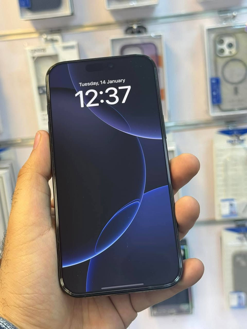 16 برو ماكس بلاك ذاكرة 256 بطارية100 مشحون قليل بعده بالضمان شخط واحد مابي مكاني بغداد *********** بي واتساب تفاصيل اكثر خاص ويرهم مراوس معروفه اسعارهن.
