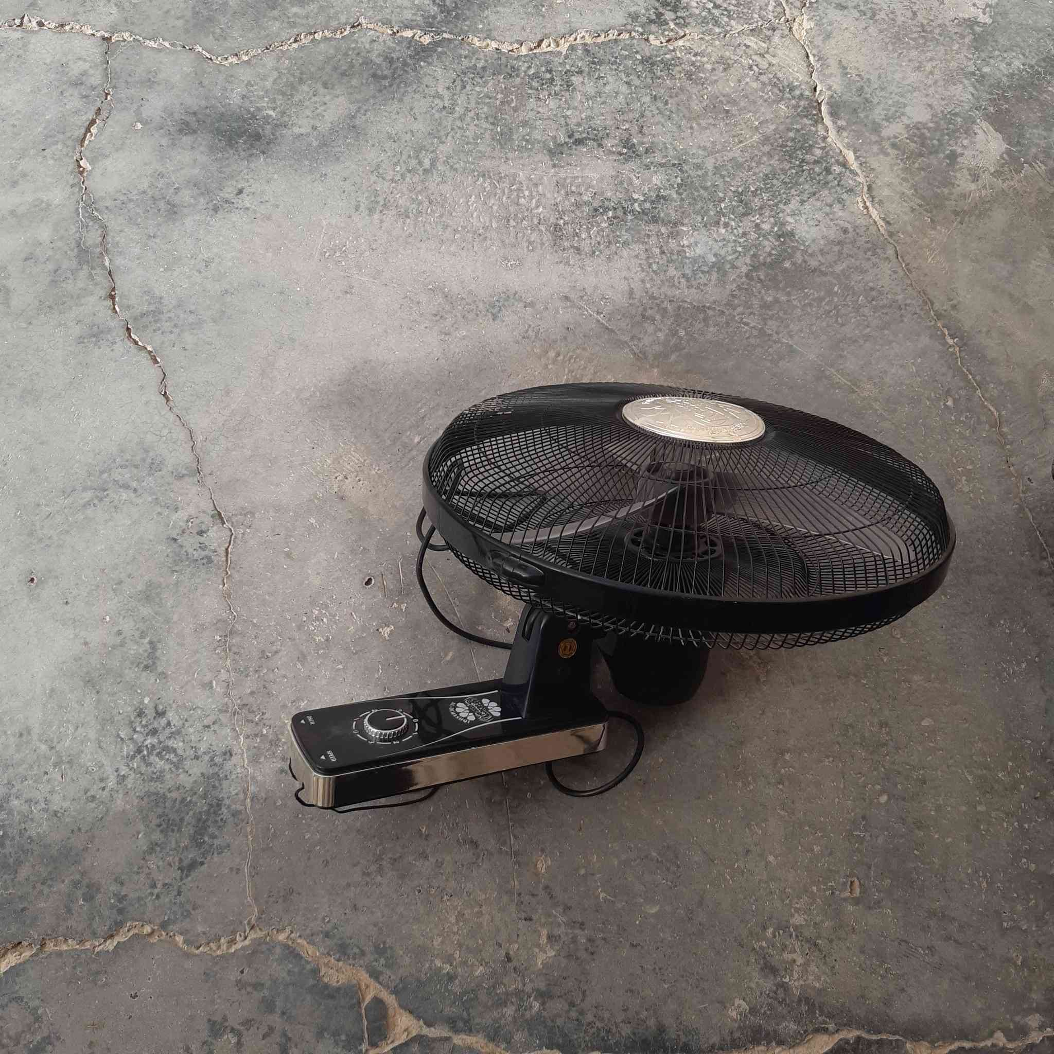 طباخ مع مروحة جدارية
للبيع الطباخ نظيف تمام  بس هاي العين اللي موضحة بالصورة تنزل من سعره 
***********
