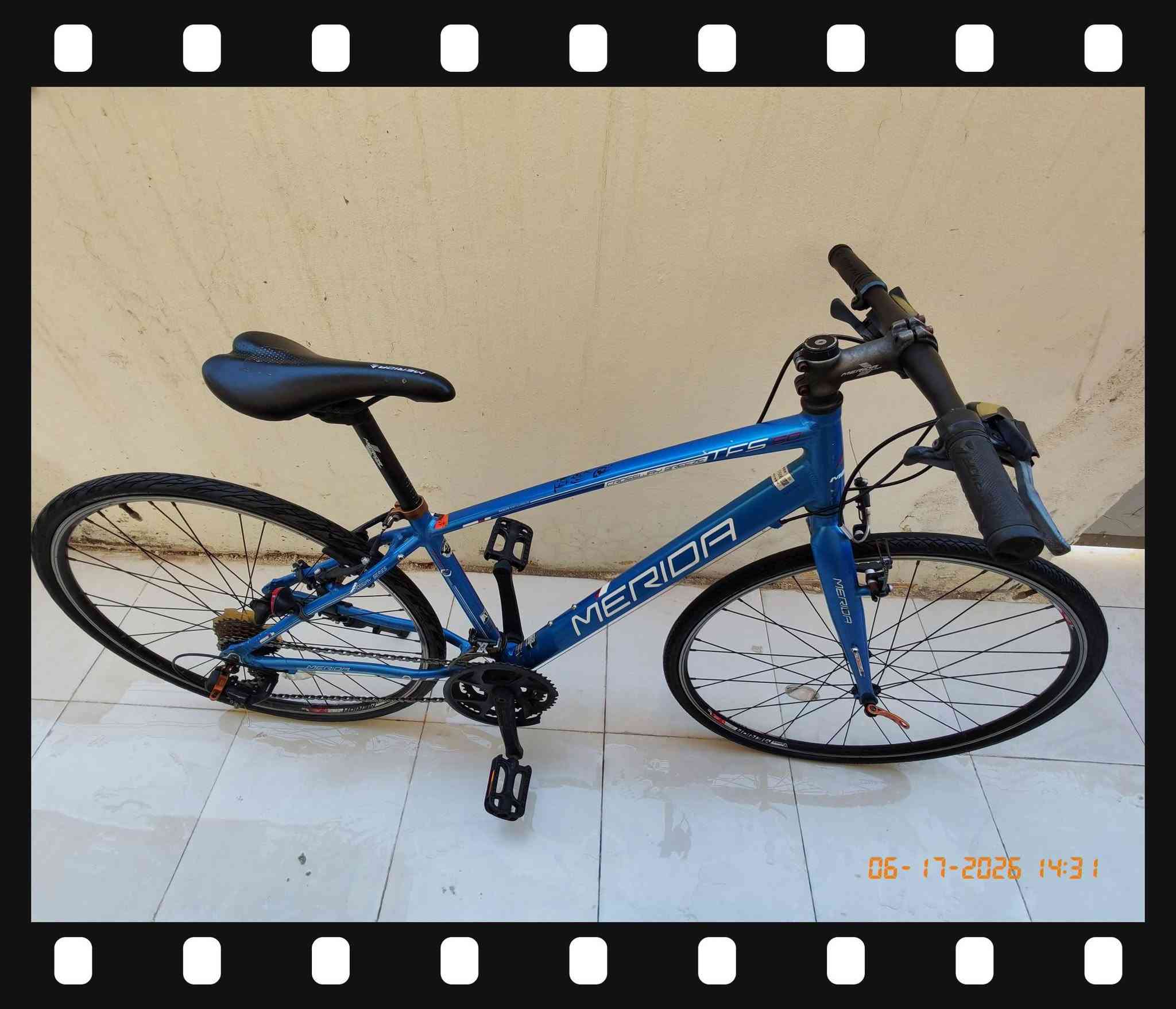 🚲 للبيع بايسكل MERIDA Crossway 

بايسكل أصلي ماركة MERIDA موديل Crossway 
نوعه Hybrid / Trekking مناسب للرياضة، المشاوير اليومية، والشارع.

المواصفات:
✅ فريم ألمنيوم خفيف ومتين
✅ قياس تاير 700C 
✅ كير Shimano Tourney TX
✅ بريكات V-Brake أمامي وخلفي
✅ مقود مستقيم ومريح
✅ حالة جيدة ونظيف مثل ما واضح بالصور

السعر: 200 الف
المكان: بغداد / الغزالية 
للاستفسار  ***********
