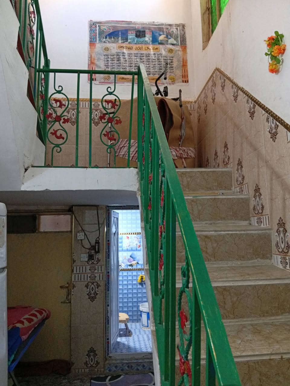 السلام عليكم بيت للبيع حي الشهداء بالقرب من عماره الجنابي مقابيل ابو حاجه بالف يتكون البيت من غرفتين نوم وحده من الغرف طابق ثاني وصاله وديوانيه ومطبخ البيت جاهز للسكن مثل ماموضح بالصور مساحه/ 140 م /السعر 90 وقابل للتفاوض
رقم تلفون ***********
