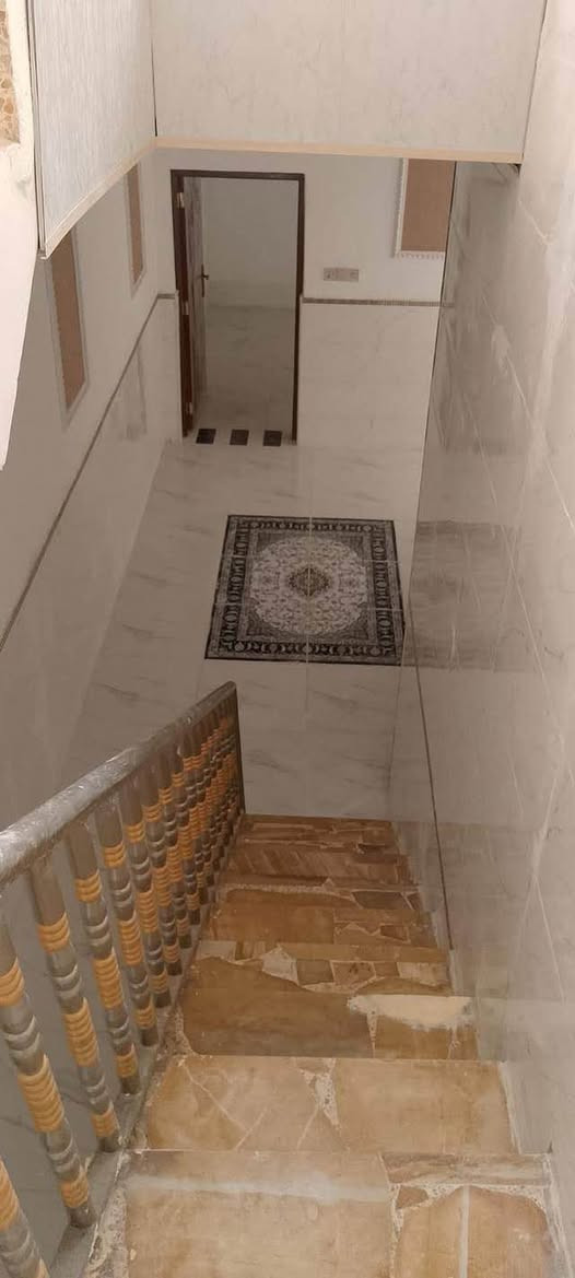 ُسر مكتب ولاية علي للوساطة إعلام متابعينا الكرام عن توفر دار للبيع بالمواصفات التالية:

📍 الموقع: حي السلام – خلف شارع المطبات مباشرة
📐 المساحة: 100 م²

🏠 تفاصيل الدار:
 • الطابق الأرضي:
 • غرفة نوم
 • صالة
 • مطبخ
 • استقبال
 • صحيات داخلية وخارجية
 • الطابق الثاني:
 • غرفة
 • صالة
 • حمّام
 • السطح:
 • سطح صب مسلح

✨ ملاحظة: الدار مرمّمة بالكامل وجاهزة للسكن

📞 للاستفسار والاتصال:
 • ***********
 • ***********
 • *********** النجف, العراق
