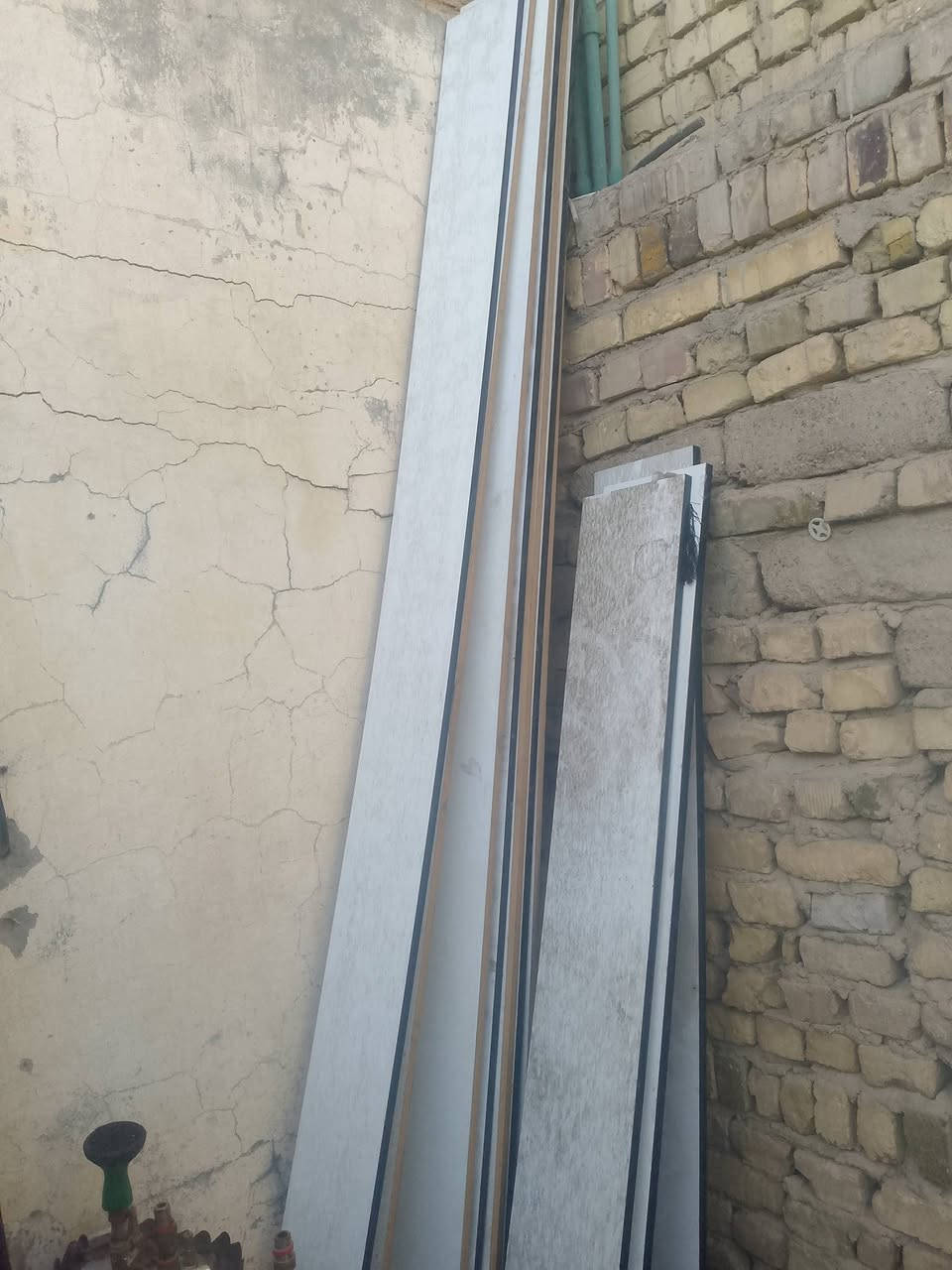 رفوف كاملات هنه وغراضهن وميز نضافه 100٪ وعدي باب جام كامل للبيع شراي يتصل ***********
