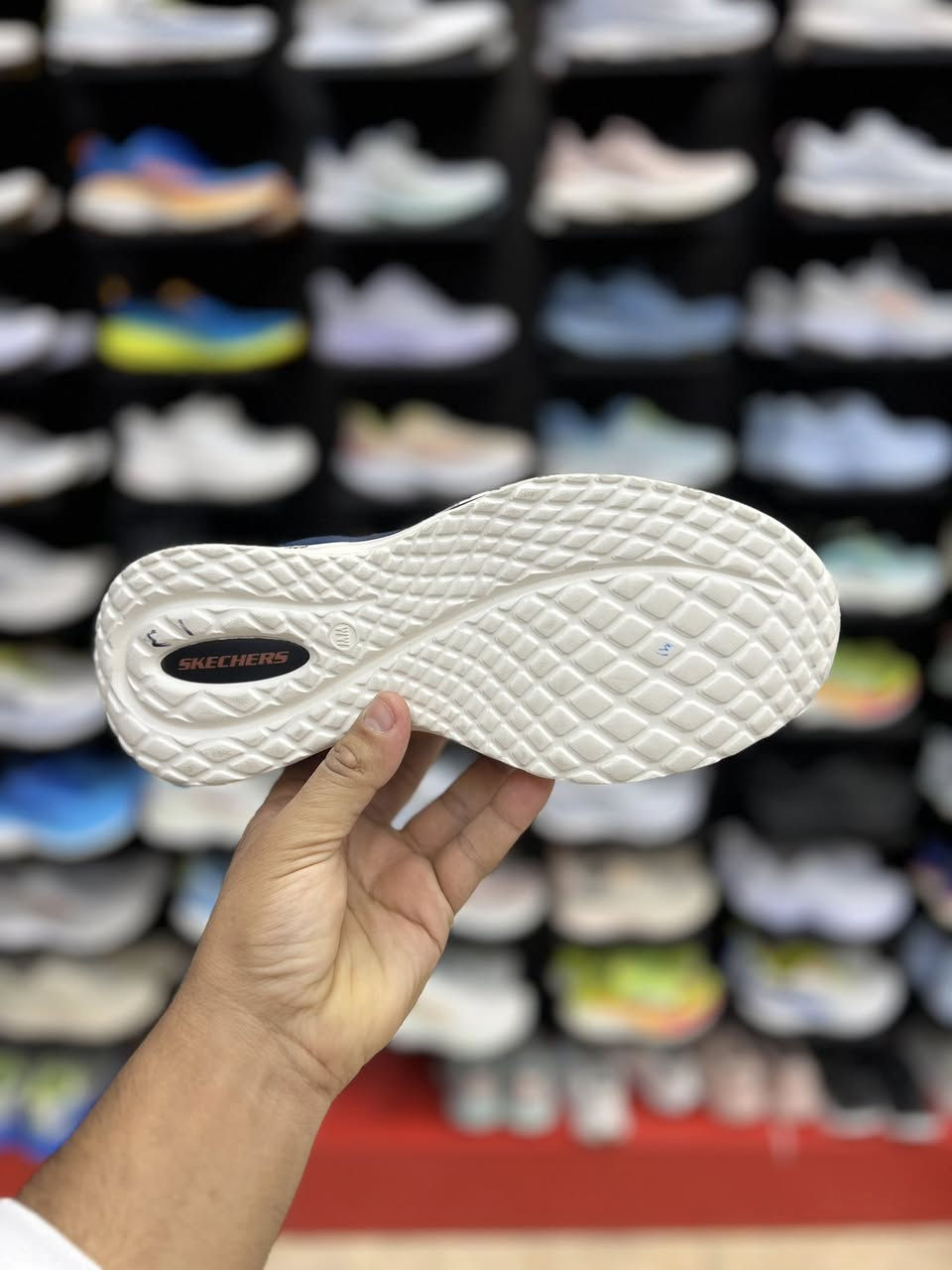 Skechers Arch Fit Orvan - Kincade

نظام Arch Fit®: نعل داخلي حاصل على براءة اختراع يدعم قوس القدم، مما يساعد في تقليل الصدمات وتوزيع الوزن بشكل متوازن.

تقنية Hands Free Slip-ins®: يتميز بتصميم سهل الارتداء مع وسادة كعب حصرية تتيح ارتداء الحذاء دون الحاجة لاستخدام اليدين.

اصلي وكاله غير مستخدم
متوفر قياس 41–42

العنوان النجف ملحق الروان 
توصيل 🚚 محافظات 6 داخل النجف3 
*********** واتساب
