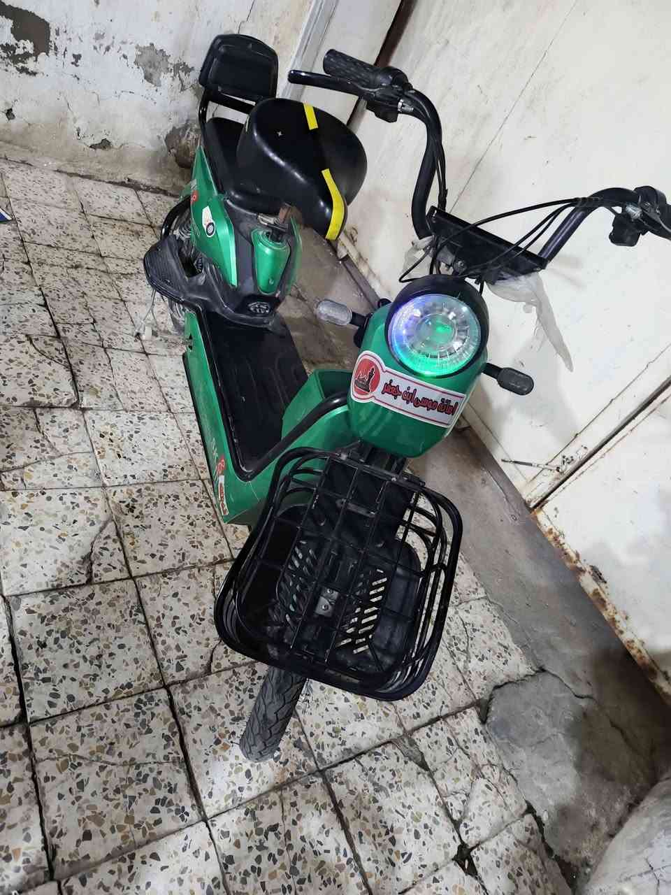 دراجة شحن حجم (16) الحجم الكبير خمسة بطاريات بشكل بطارية R9 ثلاثة سرع مواصفات كامله والدراجه نظافه فول مغلفه بنايلون حراري مال سيارات مابيها اي نقص كامله وجاهز استعمال بسيط السعر( 300)   ***********
