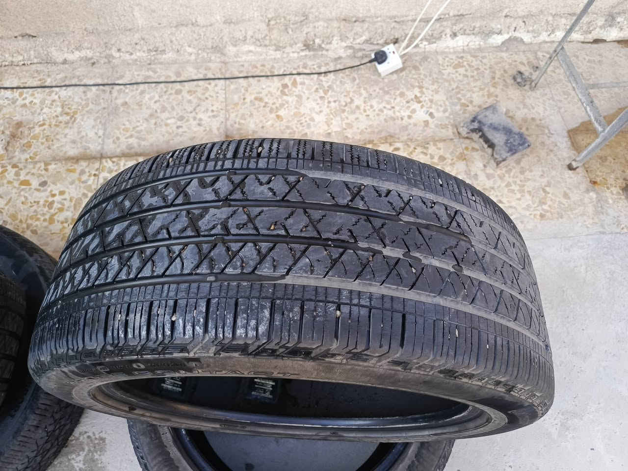 السلام عليكم 
تخم تاير ماركة Continental اصلي 

حجم 255/45/20
قيم واخذهن بما يرضي الله 

***********
