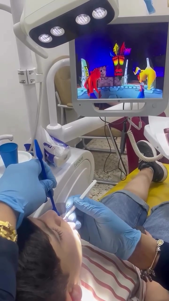 مراجعنا الحباب وهو يسوي اسنانه بدون خوف و بدون بجي وباحدث طرق التعامل مع الاطفال 🎮🖥️ 
للحجز و الاستفسار مراسلة الصفحة او الاتصال عبر الوقم :
***********

