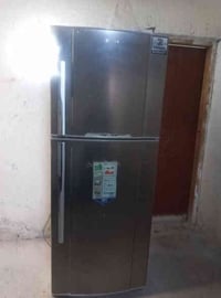 ثلاجة للبيع حجم كبير شغالة بسعر ١٥٠ الف الاتصال على هذا رقم ٠٧٧٧٠٥٤٨٣٠...