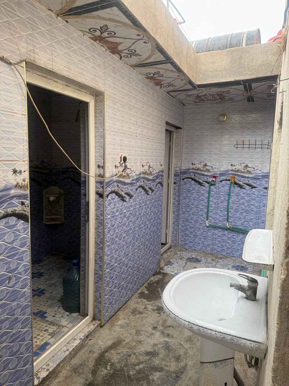 بيت يتكون من غرفتين نوم و حمامات عدد 2 و مطبخ و صالة و صالة داخلية و استقبال و درج و كراج سيارة و البيت طابق واحد مساحته 150 للتواصل *********** البصرة, العراق
