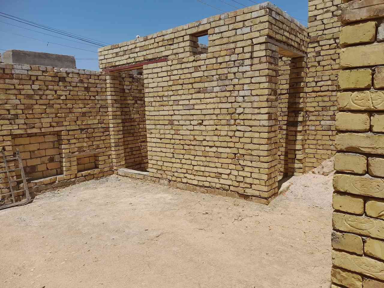 السلام عليكم،، بيت هيكل طابوڰ رباط كونكربت،، غرفتين وصاله ومطبخ واستقبال، وصحيات، داخليه وخارجيه. 
قرب مدرسة نور الدين،، قريب عالطابو،، مسافة 50 متر ع مولد عويض. 
مساحته200م.
للاستفسار عالرقم***********.
و الخاص مفتوح.
