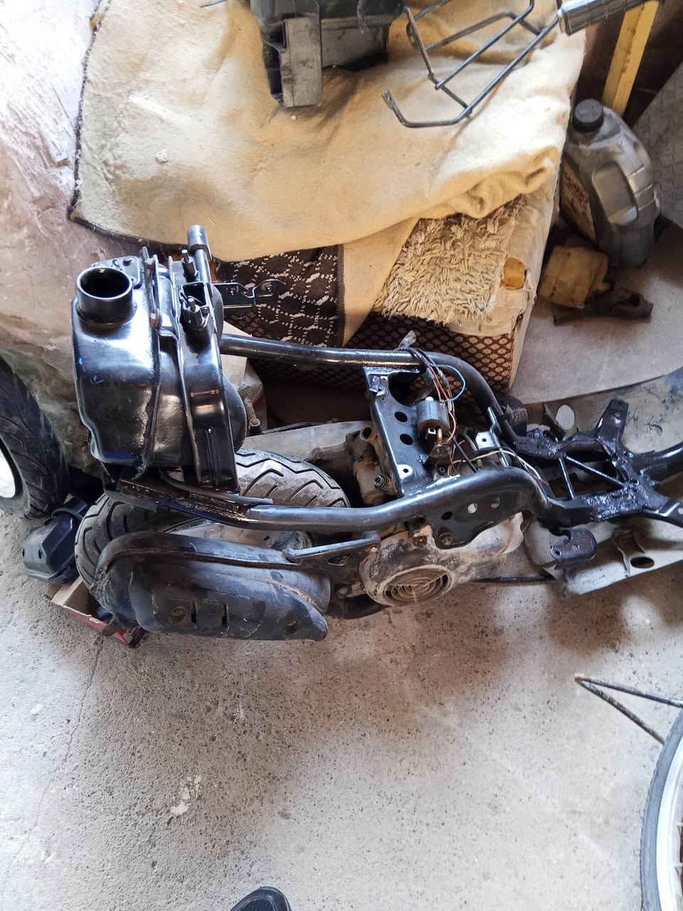 السلام عليكم عندي شواصي وغراض ماطورات بزون للبيع مع مكينة مع كابريتة وتايات وباتري السعر 60الف الاتصال على الارقام ***********/***********
