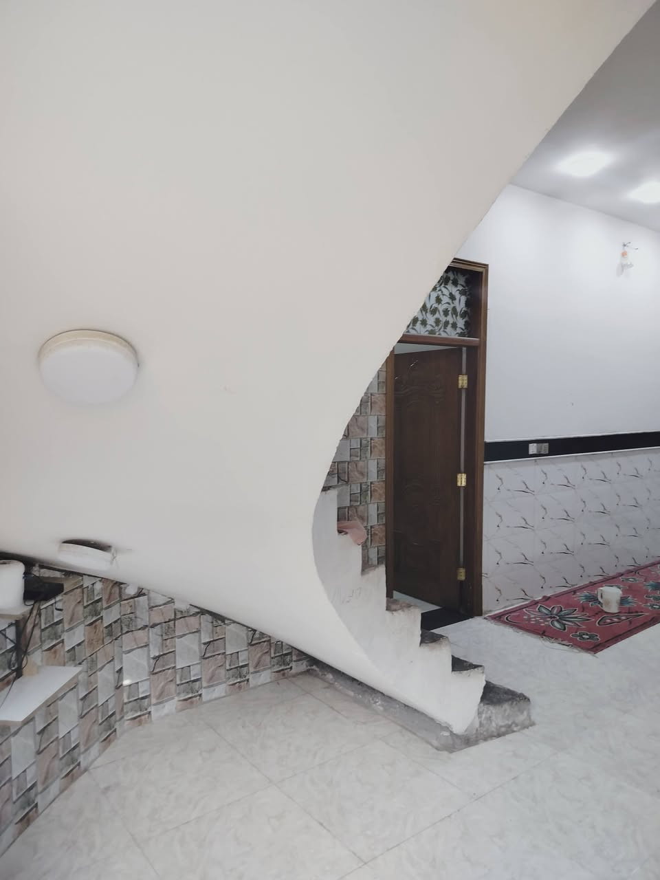 بيت مساحه 330 متر ركن علا شارعين مجاور اله قطعه فضله تابعه اله200متر مجوره منتزه
البيت متكون من مضيف 4/8 وثلالث غرف نوم 4/6
طبعن مجمع صحيات مقابل المضيف ومجمع صحيات مجور المطبخ معه مطبخ 5/5طبعن المطبخ ول مجمع صحيات خارج البيت معه صاله8/4 وطابق الثاني مكون من صاله كامله جاهزه هم8/4 طبعن علا شارع العام الي هوه شارع 20 البيت بنيانه درجه اوله كله صب كونكريت درجه اوله متعوب عليه وبورسلاين وسيراميك درجه اوله 
سعر 180 وبي مجال حگ الجيه
رقم صاحب البيت***********
وتگدر تراسلني خاص
تكدر تجي بئي وقت يعجبك شوف البيت
العنوان حي اور شارع عشرين شراع جسر ول عمارت مجاور مطعم كباب انور ابو شهد
