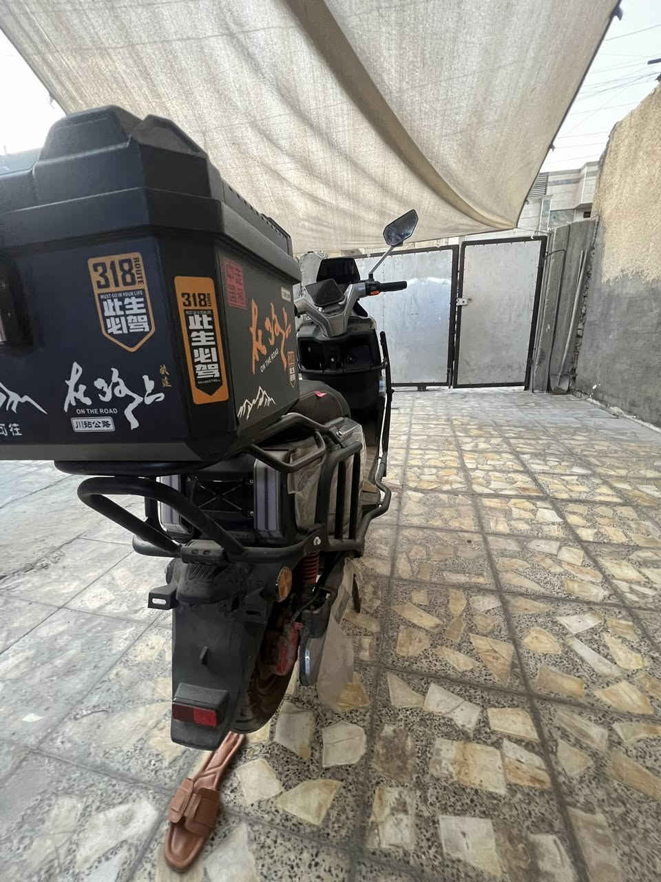 سلام عليكم دراجه صاعقه 8v دراجه تخبل مواصفات فول معروفه  بصمتين قفل ستيرن اربع سرعات دراجه حيل نضيفه مطالع بيها سعرها 900 وبيها مجال قليل للتواصل *********** فقط واتساب.
