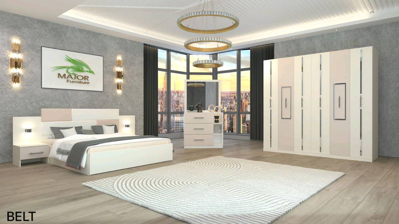 طقم غرف نوم فاخر بتصاميم عصرية من مملكة الأثاث، يتكون من سرير كبير، كومودينتان، دولاب ملابس مع مرايا، وتسريحة. مثالي لإضفاء لمسة أناقة على غرفة النوم.