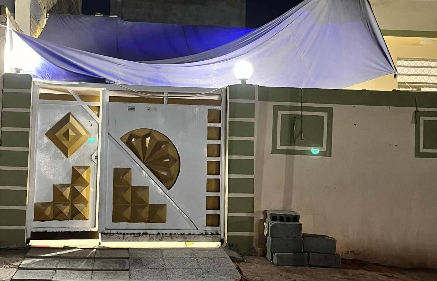 ا بيت للبيع المساحه 200 على شارع كربلاء طريق يا علي يحتوي على غرفتين اصاله واستقبال بناء نظيف عمود 134 السعر ب 38 ابي مجال  ***********
